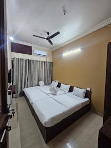 a bedroom with a large bed with a ceiling at Hotel Maharaja Path in Ujjain +14 photos