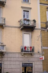 um edifício com duas varandas com flores em Maison Dora 10 em Turim