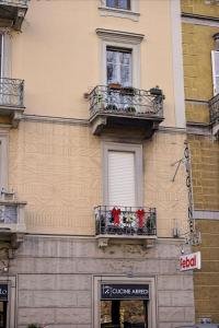 トリノにあるMaison Dora 10の花が咲くバルコニー2つ付きの建物