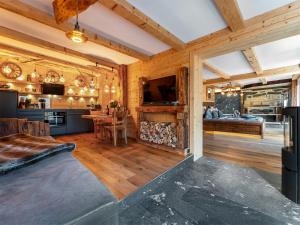 a large room with a kitchen and a living room at Bergromantik Ferienwohnung Harmonie mit Sauna, Whirlpool und Bergblick in Marktschellenberg