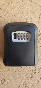 a remote control sitting on top of the sand at Quarto Aconchegante com Wi-Fi self check-in e garagem in Pouso Alegre