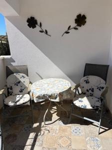 a table and two chairs in a room at Comfortable apartment with balcony and huge pool in Sucina