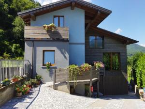 a house with flowers on the side of it at Ca' Merla affittacamere in Morbegno