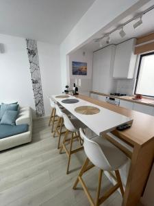a kitchen with a table and chairs in a room at App Town North Pipera 23 in Voluntari