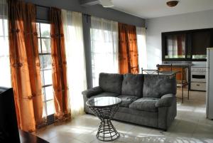 a living room with a couch and a table at Appartement à Natangue 1 in Saly Portudal