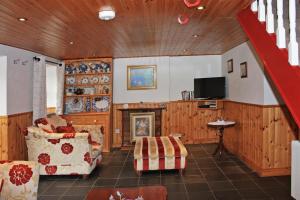 a living room with a couch and a tv at 3 Bed in Sneem oc-i426 in Tullakeel