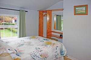 a bedroom with a bed and a window at 3 Bed in Sneem oc-i426 in Tullakeel
