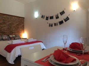 Postel nebo postele na pokoji v ubytování Apartamentos Gadi Corral Siglo XVI
