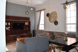a living room with a couch and a table at CASAS FREDA - Centro Historico Departamentos in San Luis Potosí