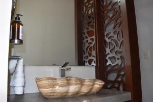 a bathroom with a basket on a counter next to a door at CASAS FREDA - Centro Historico Departamentos in San Luis Potosí +34 photos