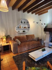 a living room with a brown couch and a table at Hossegor, Maison Familiale Intergénérationnelle , Quartier Calme et Résidentiel in Hossegor