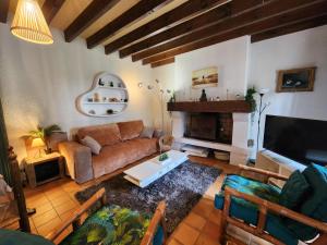 a living room with a couch and a fireplace at Hossegor, Maison Familiale Intergénérationnelle , Quartier Calme et Résidentiel in Hossegor