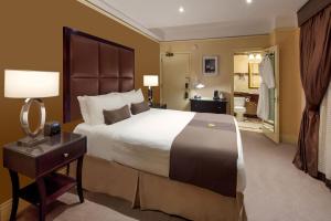 una habitación de hotel con una cama grande y un baño en Fitzpatrick Manhattan, en Nueva York 20 fotos más