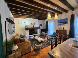 a living room with a couch and a table at Hossegor, Maison Familiale Intergénérationnelle , Quartier Calme et Résidentiel in Hossegor