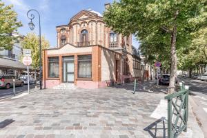 an empty street in front of a brick building at Manoir Loft pour vos événements in Nanterre