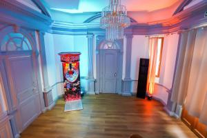 a hallway with a chandelier and a painting on the wall at Manoir Loft pour vos événements in Nanterre