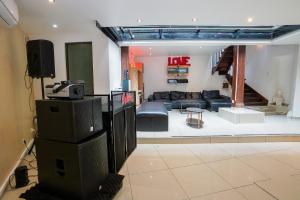 a living room with a couch and a tv at Manoir Loft pour vos événements in Nanterre