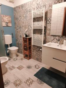 a bathroom with a toilet and a sink at La Casa Blu- Forum di Assago, Humanitas, Milanofiori, IEO in Rozzano +32 photos