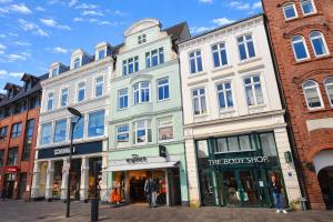 a row of buildings on a city street at fewo1846 - Royal Suite - Stilvolle Wohnung mit 2 Schlafzimmern im Stadtzentrum in Flensburg