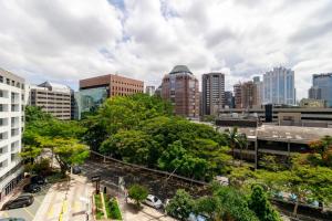 a city skyline with tall buildings and trees at Flat Luxo Verbo Divino 6 in São Paulo