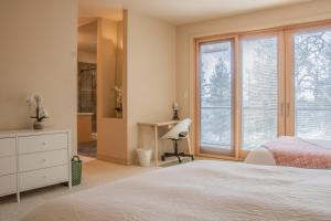 a bedroom with a bed and a window at Quiet Private Room with Ensuite Free Parking in Victoria