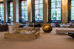 a table with a tray of food on a table with windows at De Swarte Ruijter in Holten