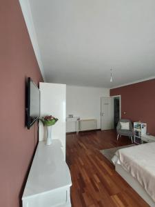 a bedroom with a bed and a vase of flowers on a counter at Casa Flamingo in Viseu