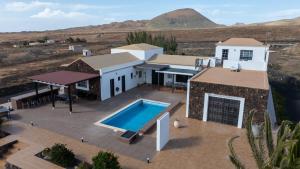 an aerial view of a house with a swimming pool at Villa Alfalfa in Puerto del Rosario