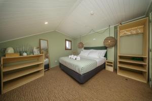 a bedroom with a bed in a room at Achada do Teixeira Mountain Spot Lodge in Santana