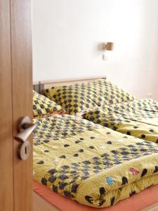 a bedroom with a bed with a flowered bedspread at Apartment Kundratice in Košťálov