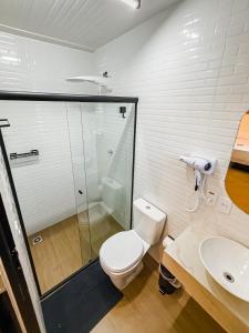 a bathroom with a toilet and a sink at Studio Container - Conforto e Ótima Localização in Sinop