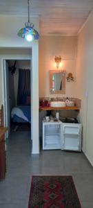 a bathroom with a sink and a mirror at Suite em Lumiar in Lumiar