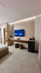 a bedroom with a bed and a tv on a wall at الزاوية للشقق الفندقية in Medina