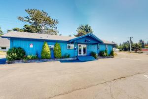 a blue house in a parking lot at Lamplighter Inn - 115 Turtle Bay in Bandon +13 photos
