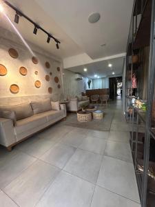 ein Wohnzimmer mit einer Couch und einer Steinwand in der Unterkunft Murano Suits Hotel in João Pessoa