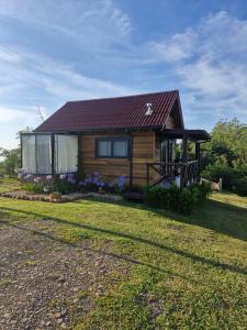 a log cabin with a porch and a yard at Cabana Davos in Timbe do Sul