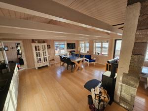 a large living room with a table and chairs at Mulheidar in Leynar