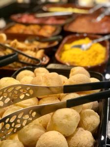 eine Auswahl an Gebäck auf Tabletts in einem Buffet in der Unterkunft Hotel Coroados Foz Express in Foz do Iguaçu + 34 Fotos