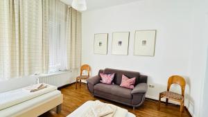 a living room with a couch and two chairs at Hotel am Freihafen in Duisburg