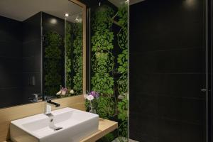 a bathroom with a sink and a mirror at NH Ludwigsburg in Ludwigsburg