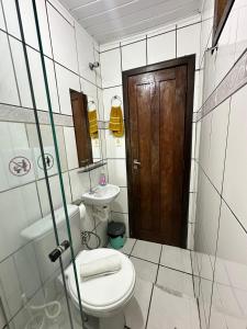 ein Badezimmer mit Toilette und Waschbecken in der Unterkunft Em Casa Hostel in Itacaré