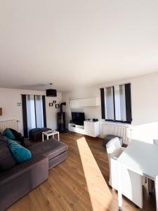 ein Wohnzimmer mit Sofa und Tisch in der Unterkunft La Cardamine in Marche-en-Famenne