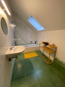 ein Badezimmer mit Waschbecken und Badewanne in der Unterkunft La Cardamine in Marche-en-Famenne + 27 Fotos