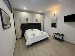 a bedroom with a large white bed in a room at BaseFCO - Vicino Aeroporto e Mare in Isola Sacra
