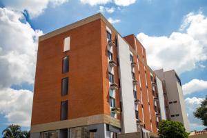 a red brick building with a sky in the background at Maktub Hotel Itu in Itu
