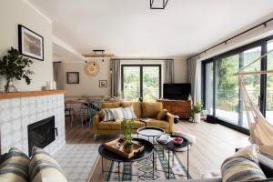 a living room with a couch and a fireplace at Ostoya Skalanka KDN in Zwardoń