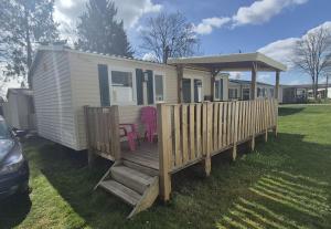 a mobile home with a deck and a gazebo at Mobil Home 3Ch Confort- 6Pers 15min Europa PARK in Boofzheim