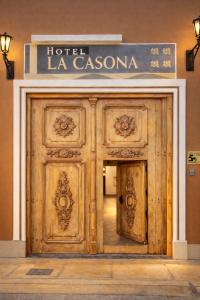 an entrance to a hotel la casseroma with two wooden doors at Hotel La Casona in Pisco