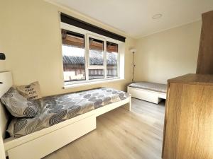 a bedroom with a bed and a window at Vahtralehe majutus in Tartu