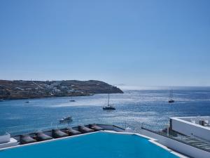 Blick auf den Ozean von einem Gebäude mit Schwimmbad in der Unterkunft Pietra e Mare - Mykonos Moments by Mr and Mrs White in Kalo Livadi